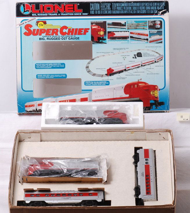 Lionel 11738 Santa Fe set and add on: Lionel modern O gauge 11739 Santa Fe Super Chief set and 18919 Alco dummy A unit add on. Set is C8. Might be missing small items. OBs have some light wear.
