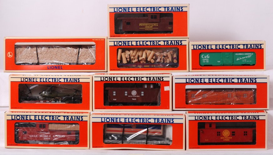 10 Lionel freight cars 16396, 16952, 16924, etc.: Lionel modern O gauge freight cars in OB. Ten freight cars include 16396 Alaska flat with logs, 16951 Southern bulkhead flat, 16251 Columbus & Greenville boxcar, 16952 US Navy flat with helicopter, 19