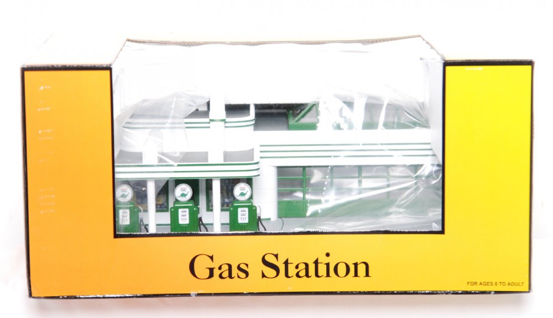 MTH Sinclair operating gas station: MTH Railking modern O gauge 30-9101 Sinclair operating gas station in OB. Appears to be C8-9 with very light use.
