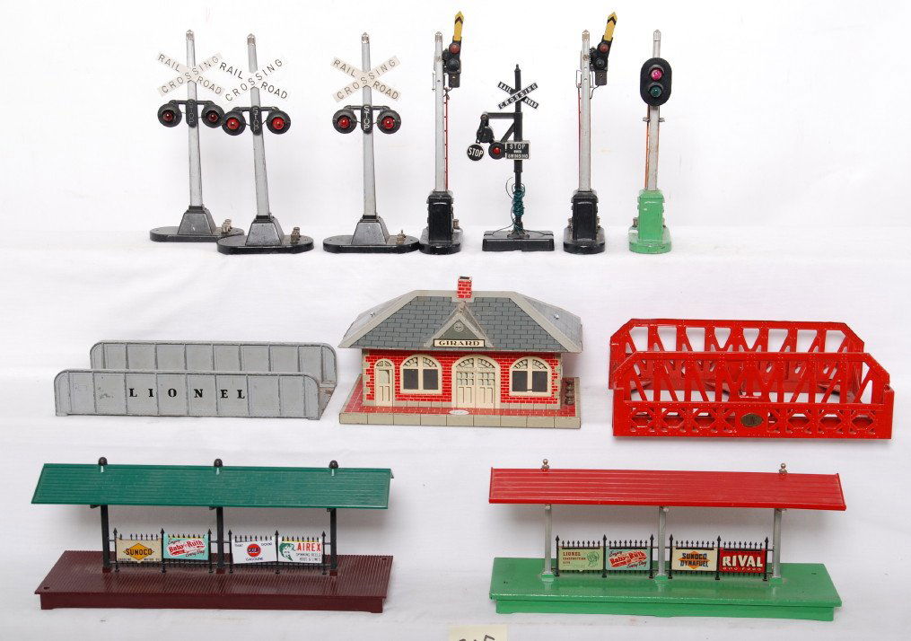 Lionel postwar accessories, 140, 154 x3, 151 x3, m: Postwar Lionel O gauge accessories, 140 banjo signal, three 154 highway flashers, two 151 semaphores, 153 block signal, 314 bridge, single span bridge, 156 and 157 platforms. Repainting, cracked cross