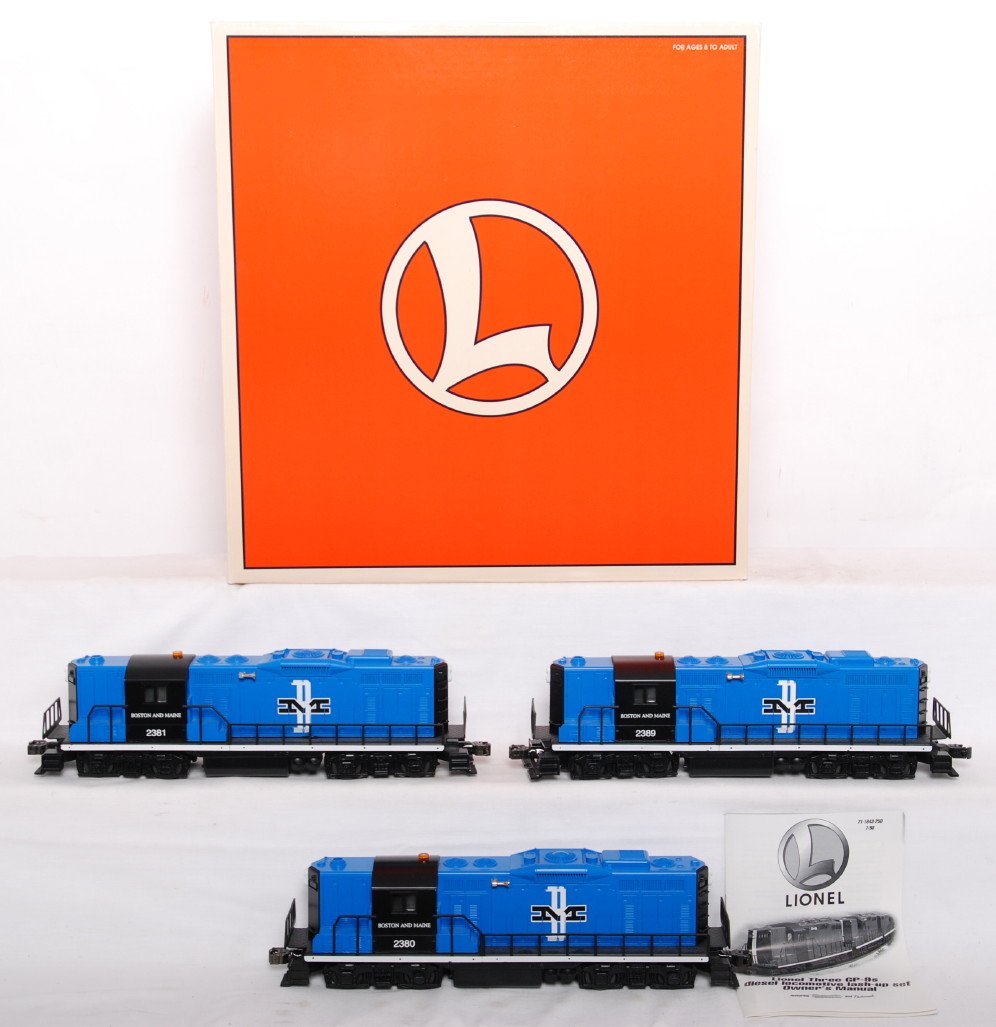 Lionel 11843 Boston and Maine GP9 A-B-A: Lionel modern O gauge 11843 Boston and Maine GP9 A-B-A lash-up with two powered and one dummy unit that feature TMCC, Railsounds, Electrocouplers and more in original box, C8 with run time.