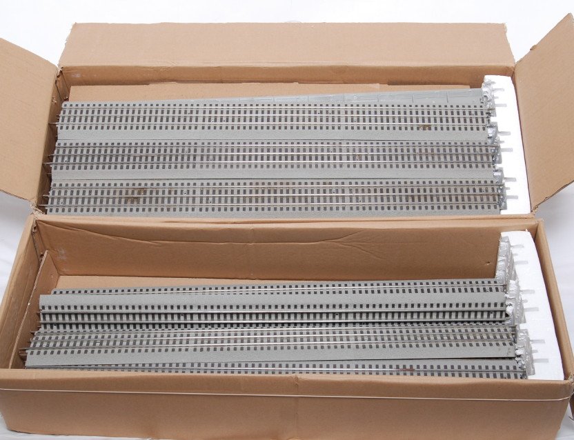 36 sections Lionel 30 inch Fastrack straight: Lionel O Gauge Fastrack. Lot of 36 straight sections in 30 inch length. Track looks C7 to C8. A few sections have been modified, have some light spots of rust, and a few sections have pet odors which 