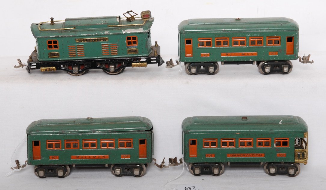 Lionel 253 boxcab electric, 607, 607, 608 passenge: Prewar Lionel O gauge 253 boxcab electric locomotive with two 607 Pullman coaches, and a 608 observation. Loco drive wheels have casting fatigue, loco has flaking paint, trains look C5-6.