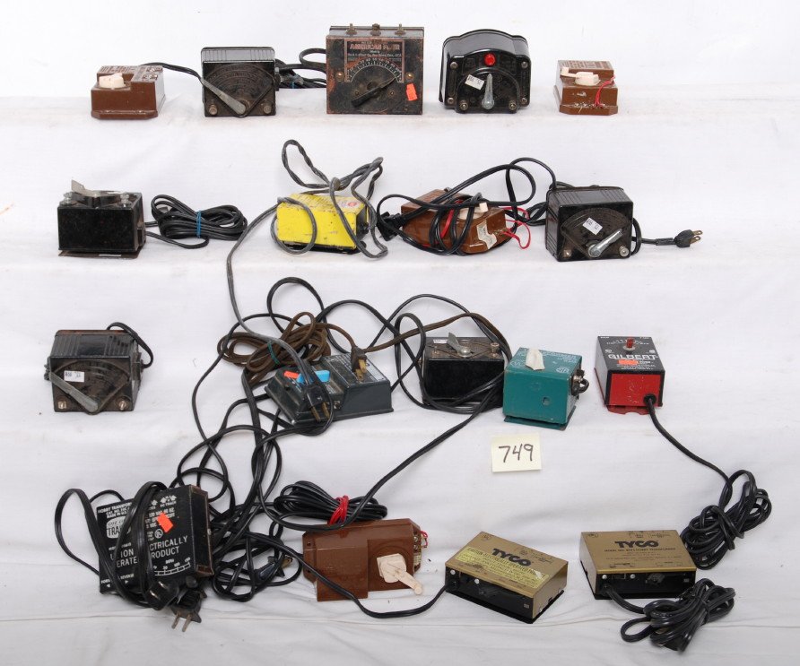 Bachmann, Life-Like, Tyco, Gilbert, Lionel transfo: Postwar and modern era, small toy train transformers, Bachmann, Life-Like, Tyco, Gilbert, Lionel. Some have original cords. Some have replaced cords. Please view the photos of the items in this lot fo