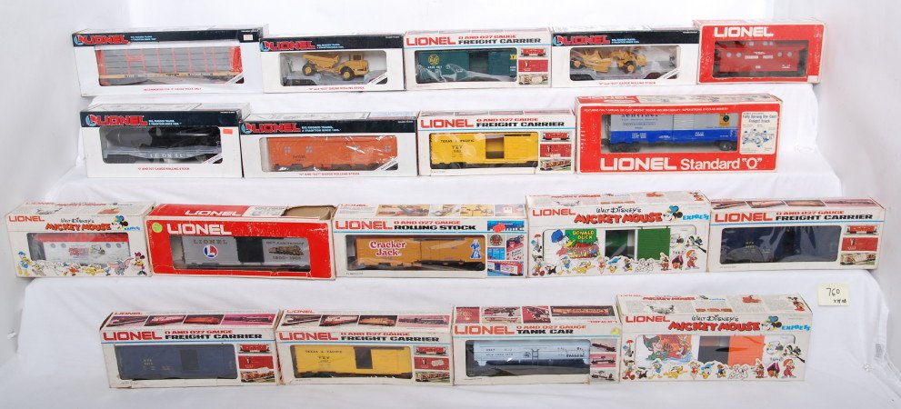 18 Lionel freight cars 9183, 9665, 16351, 9819, et: Lionel modern O gauge freight cars in OB. Eighteen freight cars include 19654 Amtrak bunk car, two 16324 Pennsylvania flats, 16351 flat with sub, two 9463 T&P boxcars, 9853 Cracker Jack reefer, 9427 B