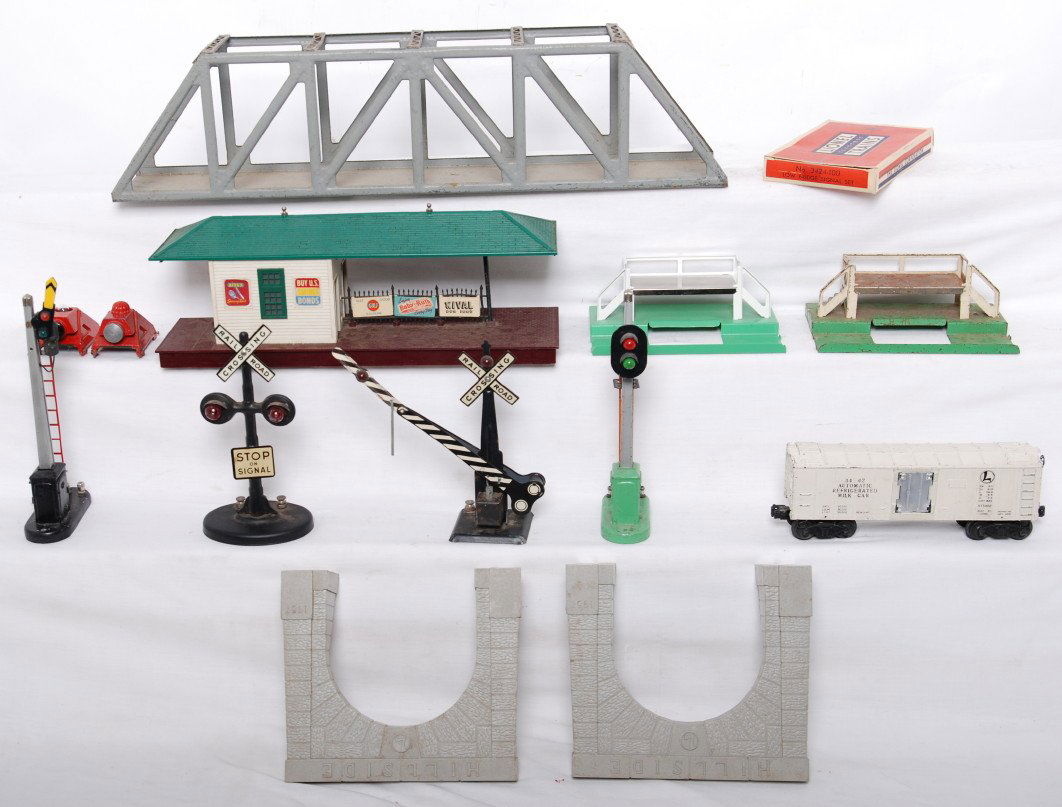 Lionel and Marx postwar O gauge accessories: Postwar Lionel and Marx postwar O gauge accessories, trestle bridge, 257 station, 3462P, 920, 3462, 26, 260, 151, 154, and a 3424-100 low bridge signal set in OB. Some repainting, some damage, some mi