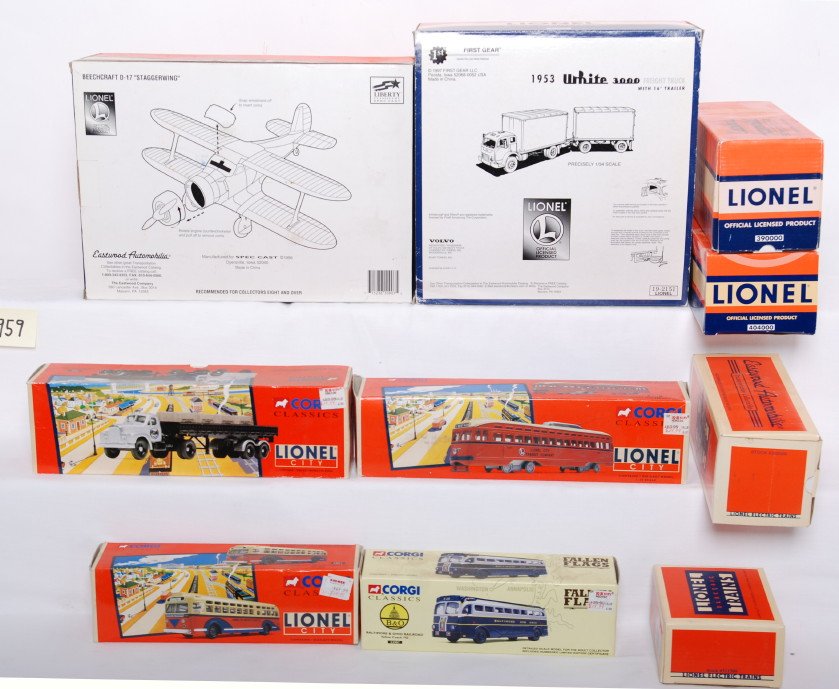 10 Eastwood and Corgi Lionel / diecast vehicles: Modern O gauge vehicles from Corgi and Eastwood. Corgi items include 53907 Baltimore and Ohio bus, 54011 Lionel City bus, 55004 Lionel City PCC car, and 53501 Port of Lionel truck. Eastwood items incl