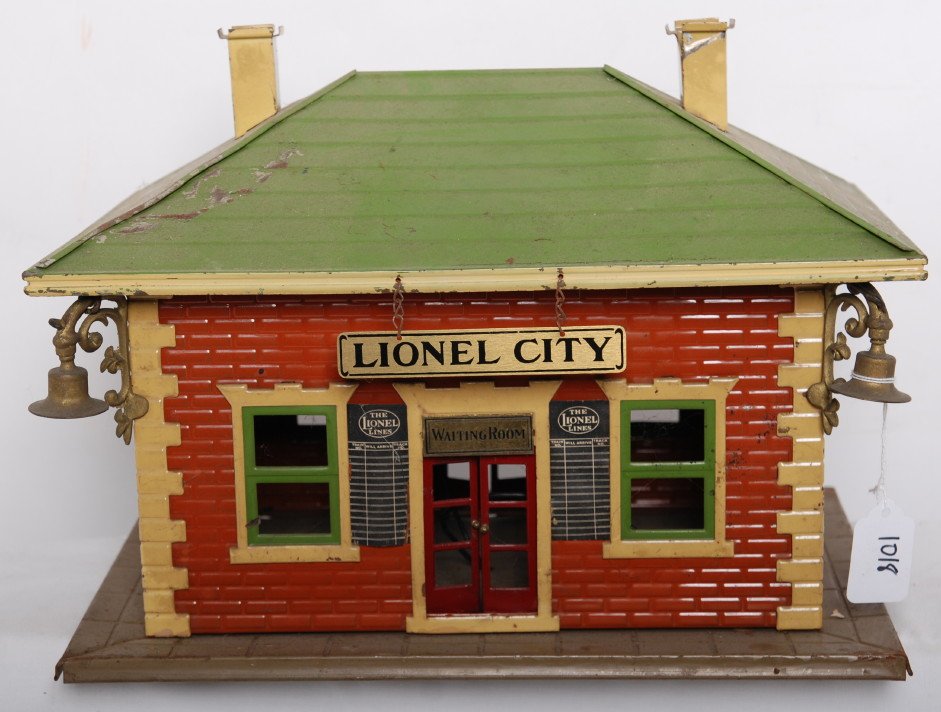 Lionel 124 station: Lionel prewar standard gauge tinplate 124 station. C6 with some light rust spots here and there and some paint flaking at one peak edge on roof. Overall dusty but should clean. See photos for best des
