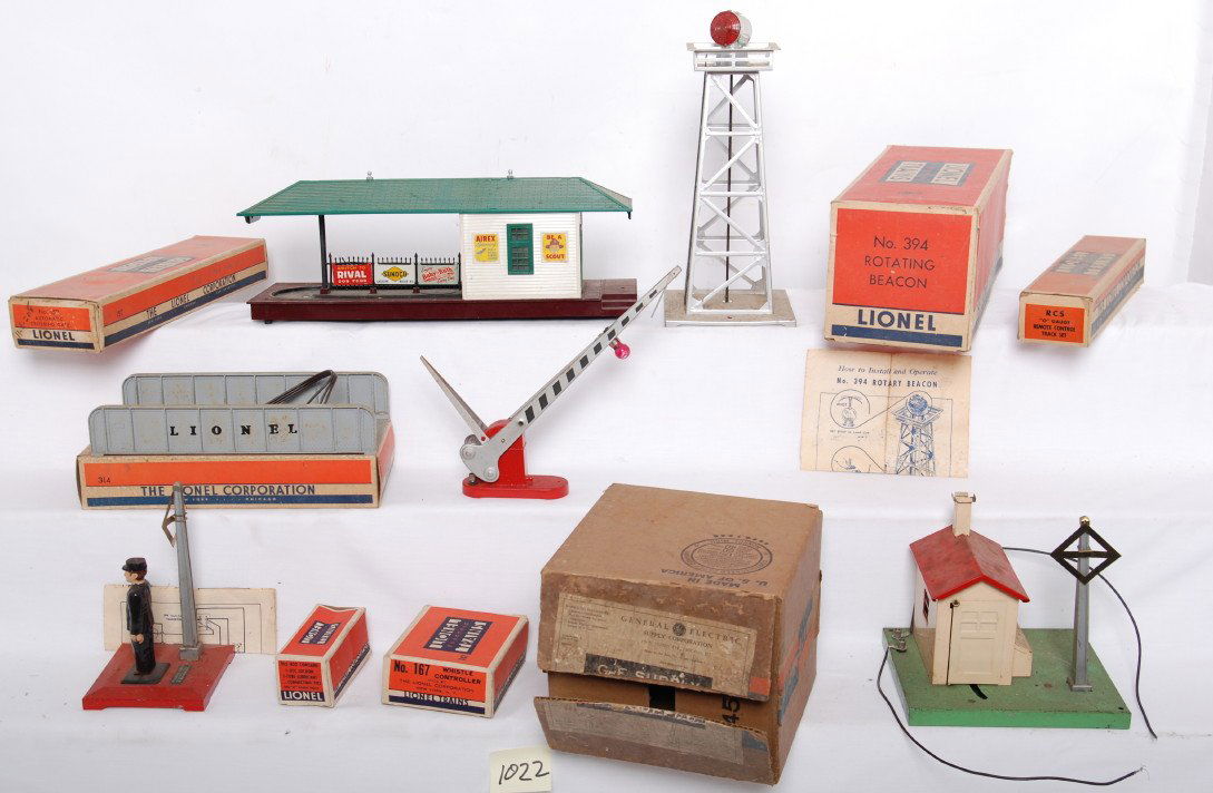 Lionel accessories 45N, 394, 1512, 314, etc.: Lionel pre and postwar accessories. Includes 45N gateman in OB. 394 beacon in OB with one missing end flap, 152 crossing gate with OB and instruction sheet, 314 girder bridge with OB, 1045 flag man, 1