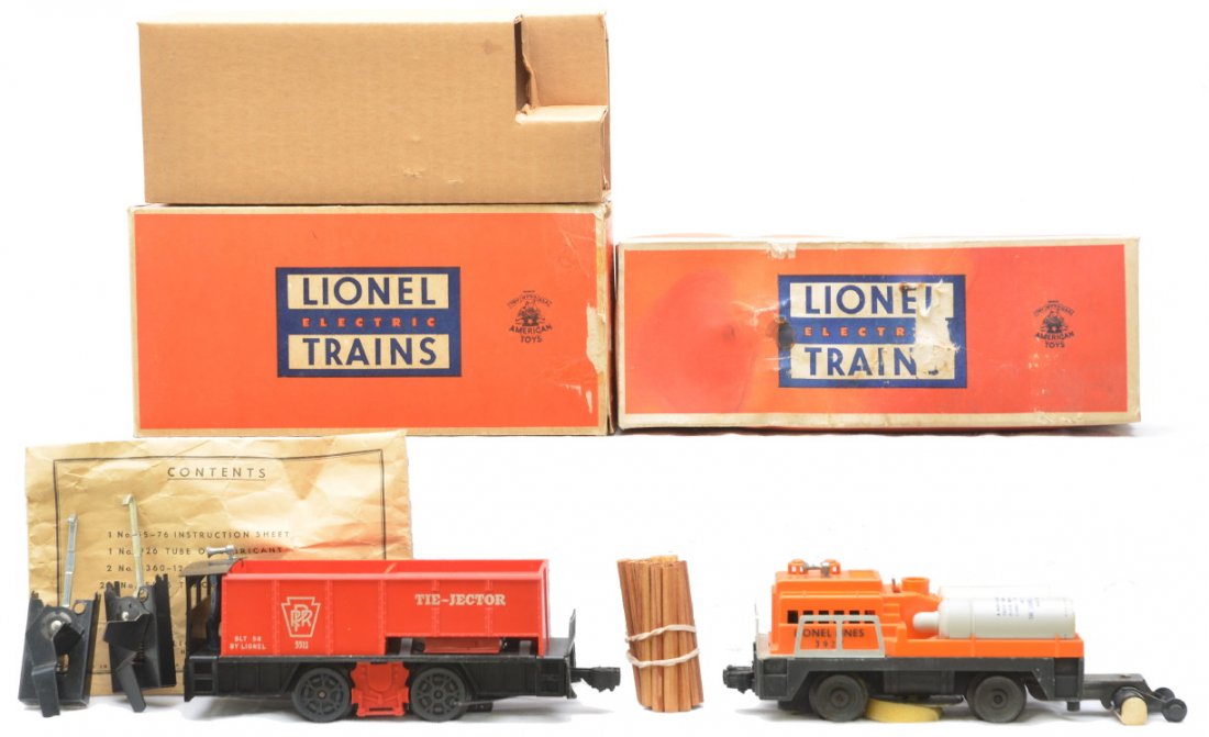 Lionel 55 Tie-Jector 3927 Track Cleaning Car: Lionel postwar 55 tie-jector with envelope, two actuators, twenty track ties and instruction sheet in OB that has an original cardboard insert, C8. The OB has one flap missing. Also included is a 3927