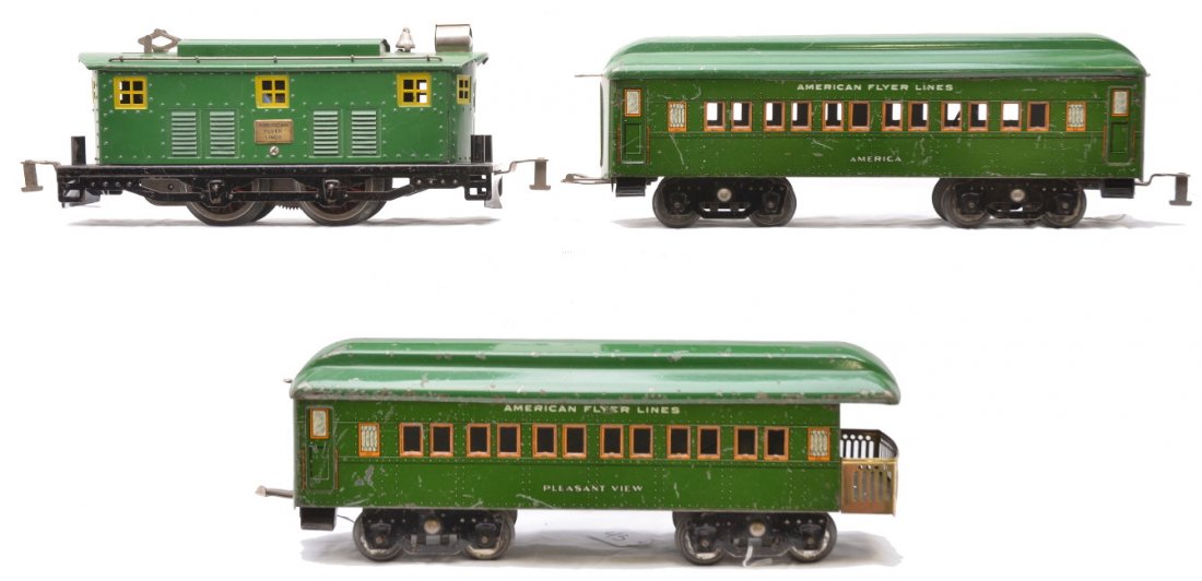 Am Flyer Green Litho Pass Set 4643 4141 4142: American Flyer prewar wide gauge green lithographed passenger set including; 4643 electric 0-4-0 loco 4141 America Pullman and a 4142 Pleasant View observation. The cars have black four wheel flex tru