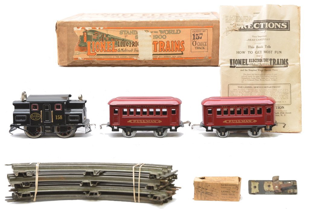 Lionel Maroon NYC Pass Set no. 157 158 2-600: Lionel prewar O gauge maroon New York Central Lines passenger set no. 157 in set box including; 158 black 0-4-0 electric loco, two 600 Pullmans, curve track sections, instruction booklet, individual O