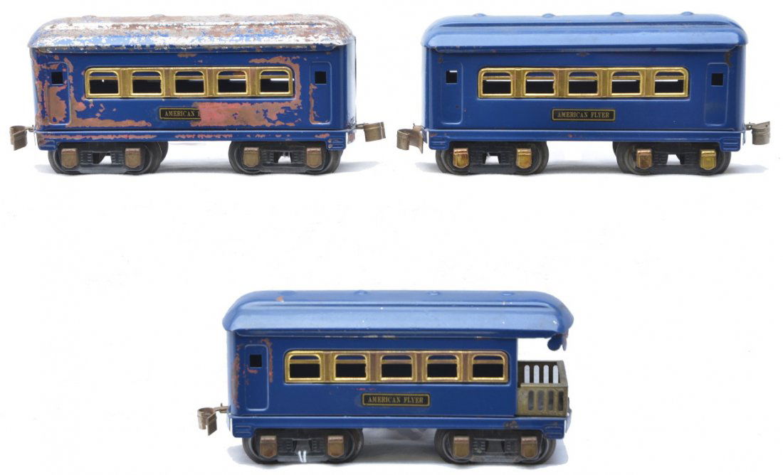 Am Flyer Prewar Blue 8-Wheel Passenger Cars: American Flyer prewar O gauge blue 6 1/2 inch eight wheel passenger cars with brass trim and journals including; two Pullmans and an observation. The cars are unnumbered and have American Flyer decals