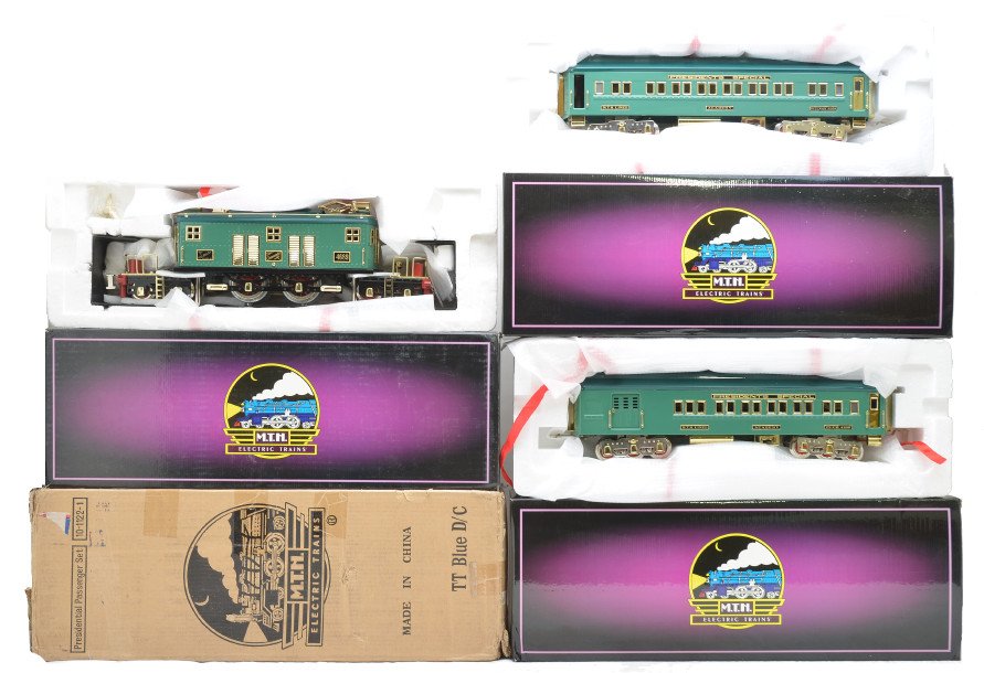 MTH TT 2-Tone Blue Presidential Pass Set MIB: MTH Tinplate Traditions standard gauge two-tone blue Presidential passenger set including; 10-1122-1 electric contemporary loco that has Proto-Sound in OB with outer shipping carton and four passenger