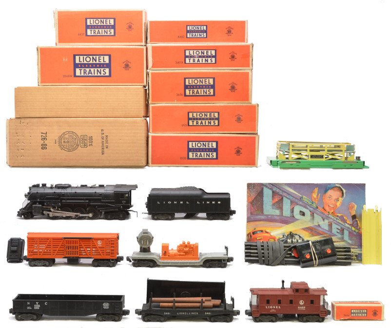 Lionel Freight Set no. 2189WS Boxed: Lionel postwar freight set no. 2189WS, circa 1952 containing; 726RR black 2-8-4 Berkshire steam loco with original cardboard insert, 2046W tender, 6462 black NYC gondola, 3656 operating cattle car wit