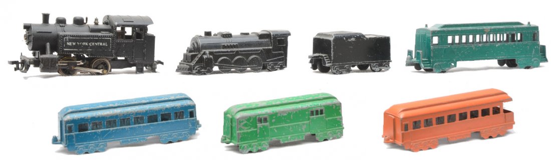 MidgeToy Passenger Train Set Mantua HO NYC Loco: MidgeToy train set including; engine, tender and four passenger cars. Also included is a Mantua HO die cast New York Central steam loco. Please view photo to verify selection and condition.