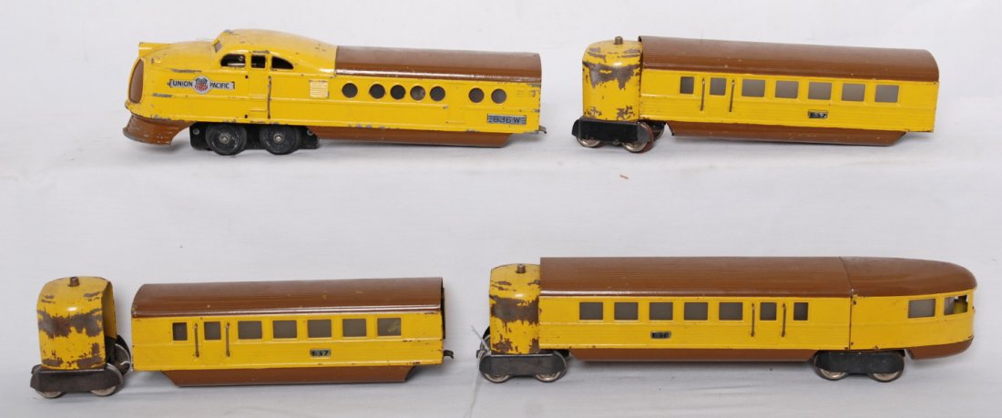 Lionel City of Denver streamline diesel passenger : Prewar Lionel O gauge Union Pacific City of Denver streamline diesel passenger train with 636W powered unit, two 637 coaches, and 638 observation, C5-6.