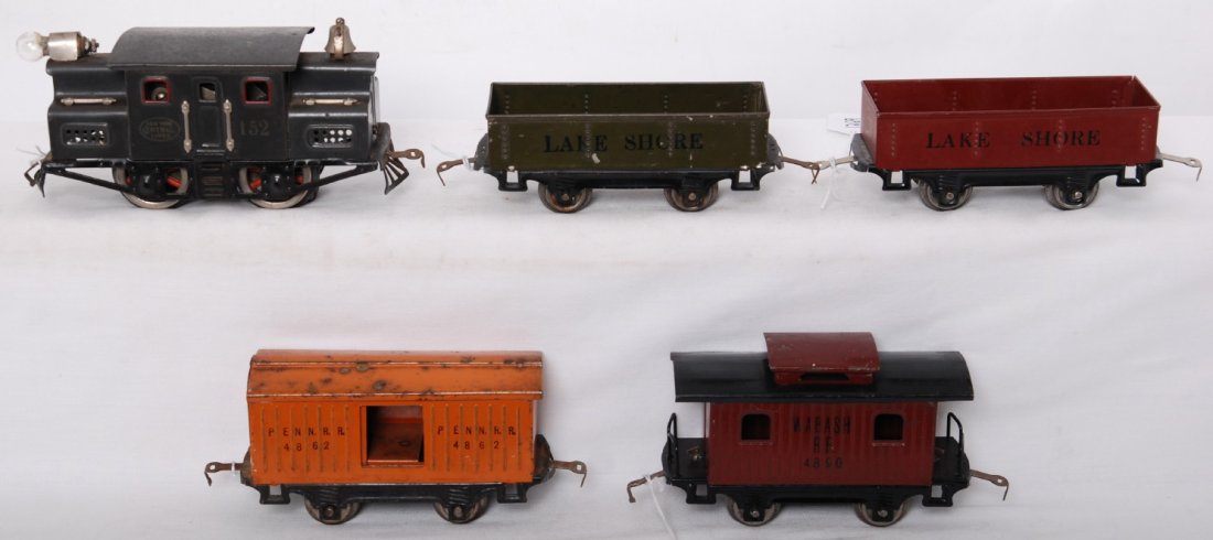 Lionel 152, 901, 901, 800, 801 electric freight t: Prewar Lionel O gauge 152 New York Central Lines electric locomotive; two Lake Shore gondolas, one numbered 901; 800 Penn. R.R. 4862 boxcar, and 801 Wabash R.R. 4890 caboose, C5-6.