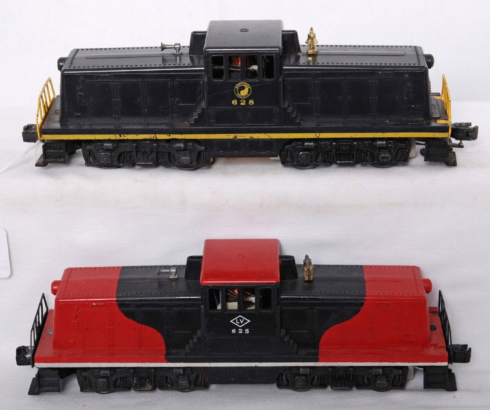 Lionel 625 LV and 628 NP GE 44 ton diesel switche: Postwar Lionel O gauge 625 Lehigh Valley and 628 Northern Pacific, GE 44 ton diesel switcher locomotives. 625 has chips, hairlines, etc. 628 has hairline at screw. Trains look C5-6.
