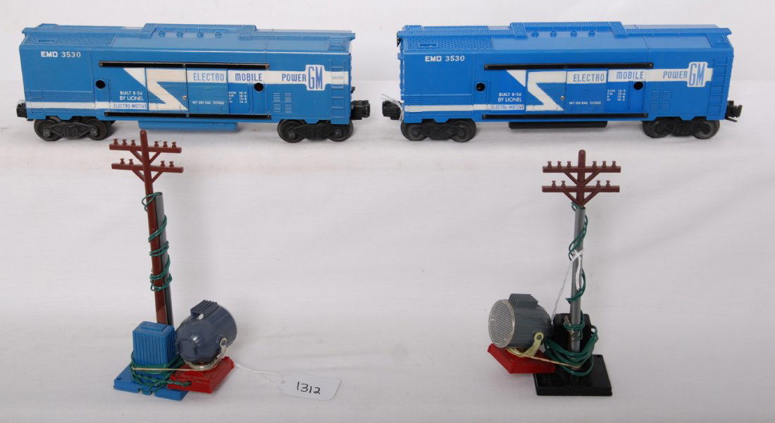 Lionel 3530 EMD generator cars, short and full st: Postwar Lionel O gauge 3530 GM EMD generator cars, one has short stripe and other has full stripe. Full stripe look C7, other looks unrun C9-10.
