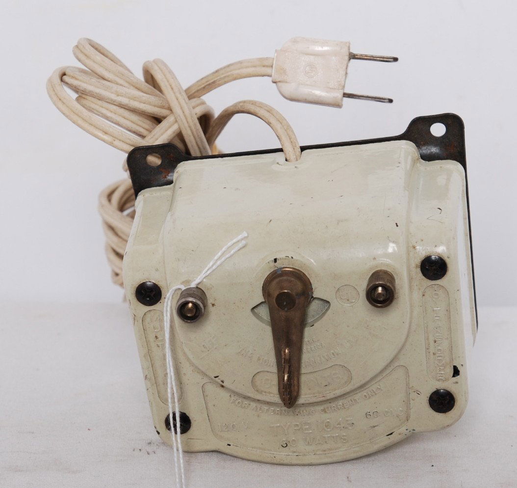 Lionel 1043-500 transformer for GirlÕs Train sets: Postwar Lionel O gauge 1043-500 transformer for GirlÕs Train sets, C6.