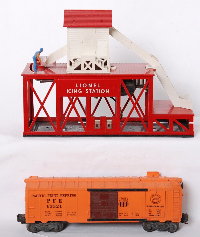 Lionel 352 icing station and 6352 PFE reefer: Postwar Lionel O gauge 352 icing station and 6352 Pacific Fruit Express reefer, C6 with some very light surface rust and very light oxidation. One original ice cube and three reproduction ice cubes in