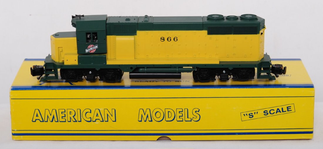 American Models Chicago and Northwestern GP-35: American Models modern S gauge Chicago and Northwestern GP-35 diesel locomotive in OB. Loco is AC hi rail version. Loco is C8 area. Handrails and other detail parts are in the box.