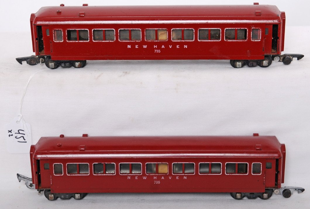 2 American Flyer 735 operating passenger cars: American Flyer postwar S gauge 735 New Haven operating passenger cars. Two cars are lower C7 condition with some very light paint wear.