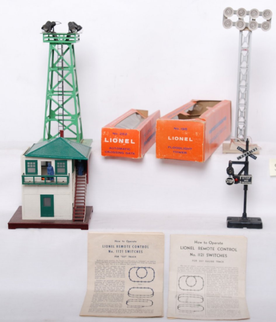 Lionel 195, 252, 140, 395, 445, etc: Lionel Postwar O gauge accessories, Include green 395 floodlight, 445 switch tower, 195 floodlight in worn OB, 252 crossing gate in OB missing one end flap. and 140 banjo signal missing vibrator cover