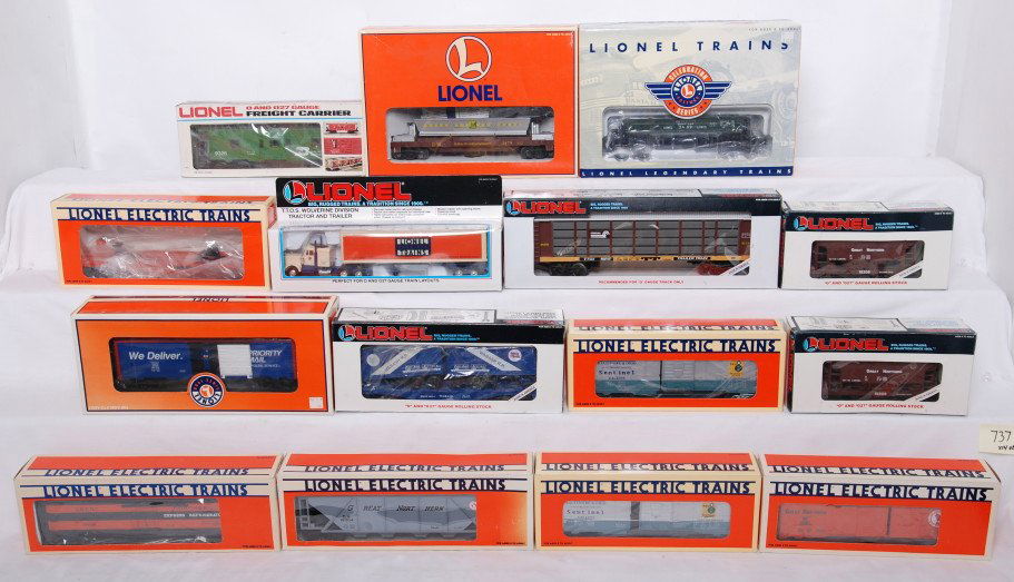 14 Lionel freight cars 26759, 19304, 26766, etc.: Lionel modern O gauge freight cars in OB. Fourteen freight cars include two 19308 Great Northern ore cars, 9326 Burlington Northern caboose, 16215 Conrail auto carrier, 26766 Priority Mail operating b