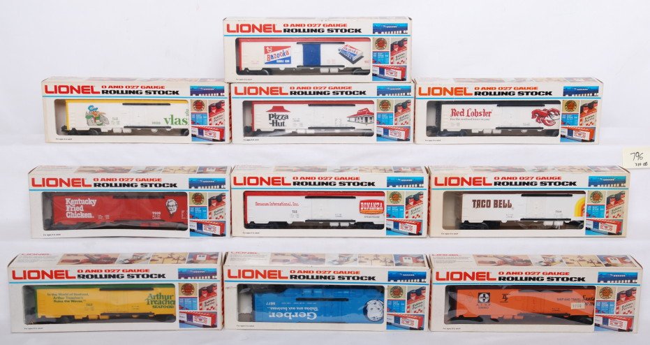 10 Lionel reefers 9833, 7509, 7512, 9880, etc.: Lionel modern O gauge reefers in OB. Ten cars include 9833 Vlasic, 7511 Pizza Hut, 7510 Red Lobster, 7509 Kentucky Fried Chicken, 7513 Bonanza, 7512 Arthur Treacher, 7514 Taco Bell, 9877 Gerber, 9880 