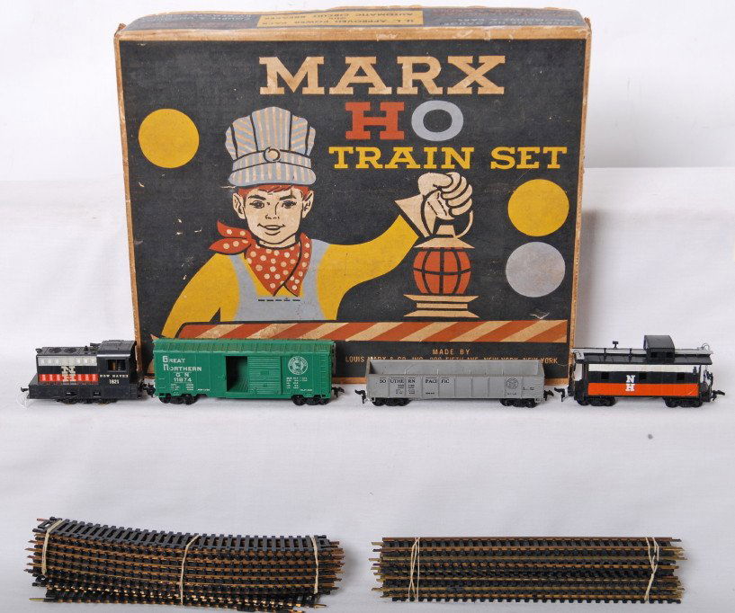 Marx HO 16460 NH diesel switcher freight set in OB: Postwar Marx HO gauge #16460 New Haven diesel switcher freight set in original box with dividers, inserts, and track. New Haven diesel switcher, 11874 Great Northern boxcar, 160149 Southern Pacific go