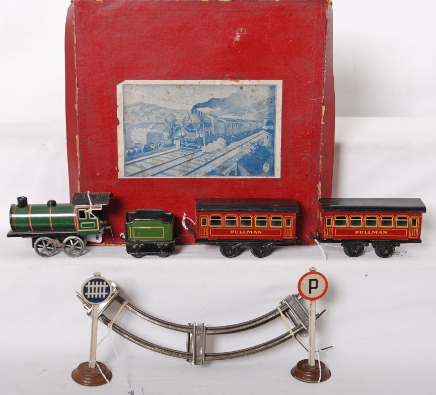 KBN German clockwork set in OB w/Pullman cars: Prewar Karl Bubb, KBN O gauge clockwork mechanical steam passenger set with steam locomotive and tender with two Pullman passenger coaches in original box. Loco has a repaired wheel. Trains should cle