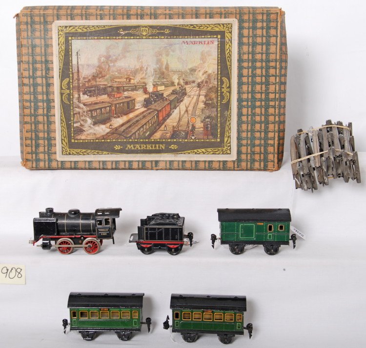Marklin R 880/19/3 steam set in OB R 880, 17190, 1: Prewar Marklin O gauge R 880/19/3 boxed clockwork steam set. R 880 mechanical steam locomotive and 899 tender with two 17190 passenger coaches, and 17200 baggage car. Trains have touchups and repainti