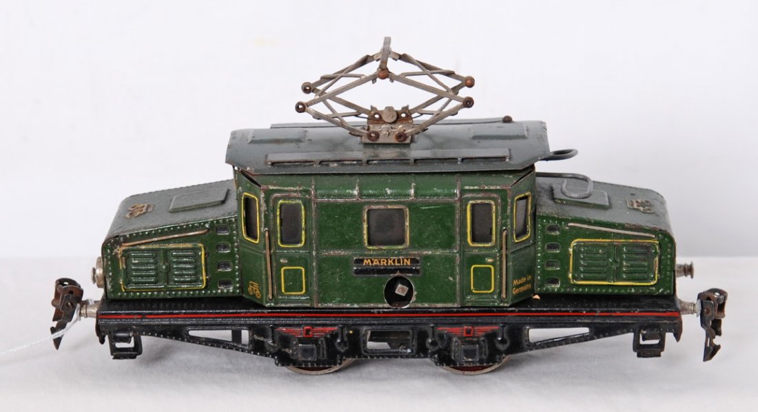 Marklin RV-920 key wind electric locomotive: Marklin prewar O gauge RV-900 key wind RV-920 Uhrwerk electric locomotive. Key is missing from the loco. Loco is C6-7 a few very light spots of rust and paint loss from the loco body. Still has very s