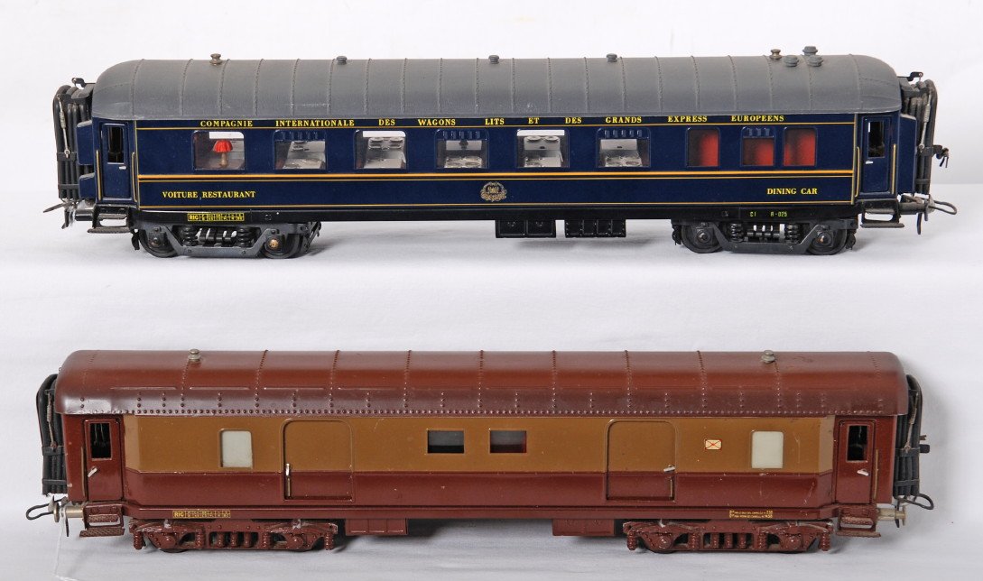 2 Elettren passenger cars baggage and Compagine: Elettren prewar O gauge passenger cars. Includes two tone brown baggage car with a few light scratches and some very light rust spots on wheels and axles and Compagnie Internationale dining car with d