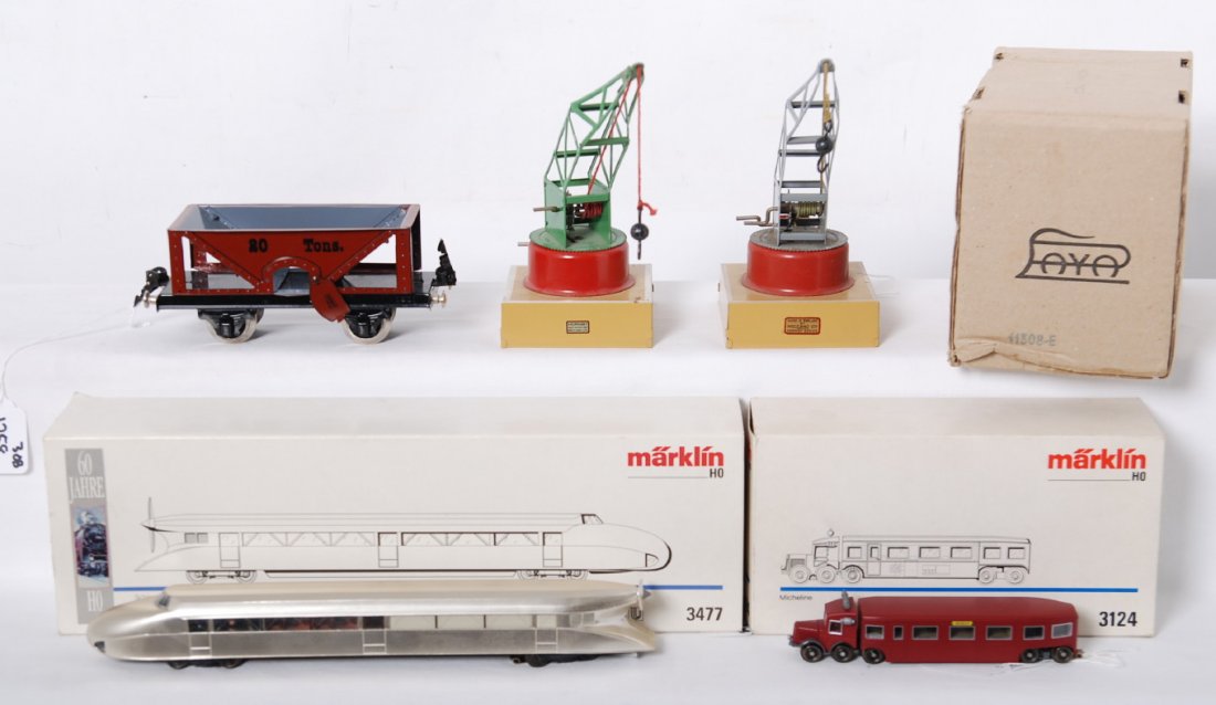 Hornby, Marklin, Playa mixed lot of toy train ite: Modern era HO and O gauge toy train items, some in original boxes. Two Hornby O gauge tinplate operating derricks C6 (detached boom cross member) and C8. Playa 11308-E O gauge 20 Tons coal wagon in or