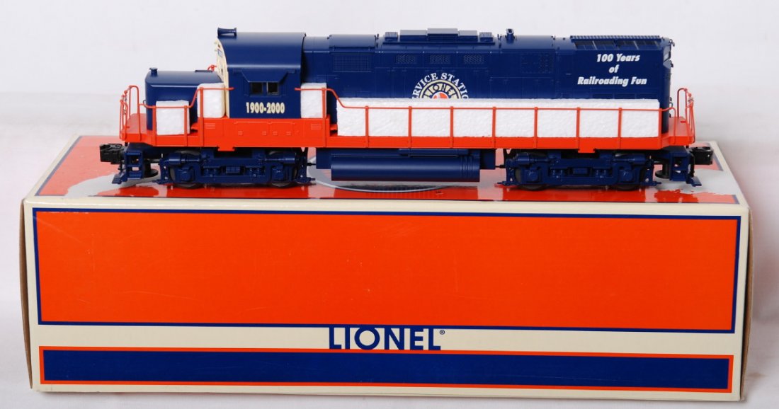 Lionel Alco C420 service station diesel locomotive: Lionel modern O gauge 28515 Alco C-420 diesel locomotive in OB. Loco features fan driven smoke unit, signal sounds, and more. Loco is C8 with run time. OB has some skinning and split edge.