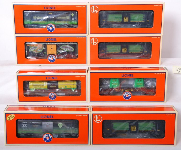 8 Lionel Alien freight cars: Lionel modern O gauge Alien freight cars in OBs. Eight cars include three 19869 aquarium cars, 36829 radioactive waste car, 36104 biohazard tank car, 36824 smoke boxcar, 26867 sound boxcar, and 29609 