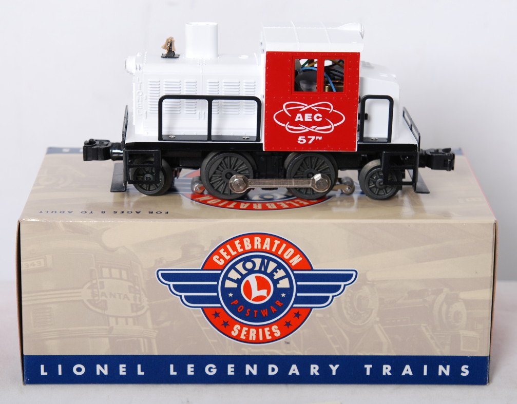 Lionel 18583 AEC switcher with TMCC: Lionel modern O Gauge AEC 57 switcher in OB. Catalog number is 18583. Loco features TMCC, Directional lighting and more. Loco is C8 with run time.