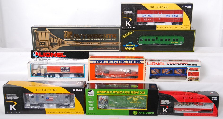 8 MTH, K Line, Weaver, freight cars: Modern O gauge freight cars. Includes K Line 661-7401 Santa flat, 762-8012 war bonds reefer, 613-7471 13 colonies caboose, Weaver Chesapeake and Ohio MOW bunk car U21203LD, Lionel 9146 Mogen David vat