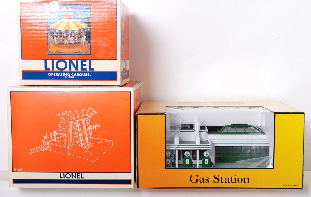 Lionel and MTH accessories Sinclair, Carousel, 164: Lionel and Railking modern O gauge operating accessories in OBs. Includes 12915 164 log loader, 14109 carousel, and 30-9101 Railking operating Sinclair. Items are C8-9. Log loader box has light fading