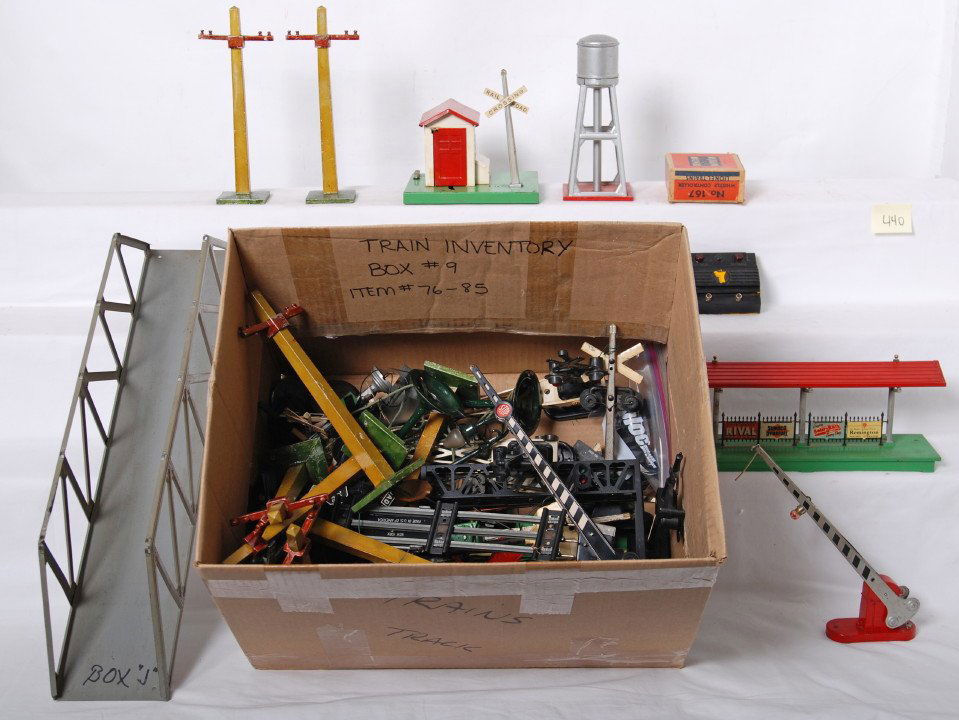 Lionel pre and postwar signals, signs, etc.: Lionel postwar / prewar accessories O gauge. Group includes 45N gateman, tin water tower, 3656 stock yard, 252 crossing, 154 crossing, 140 banjo signal, 151 semaphore, four 71 lamp posts, two 262 cros