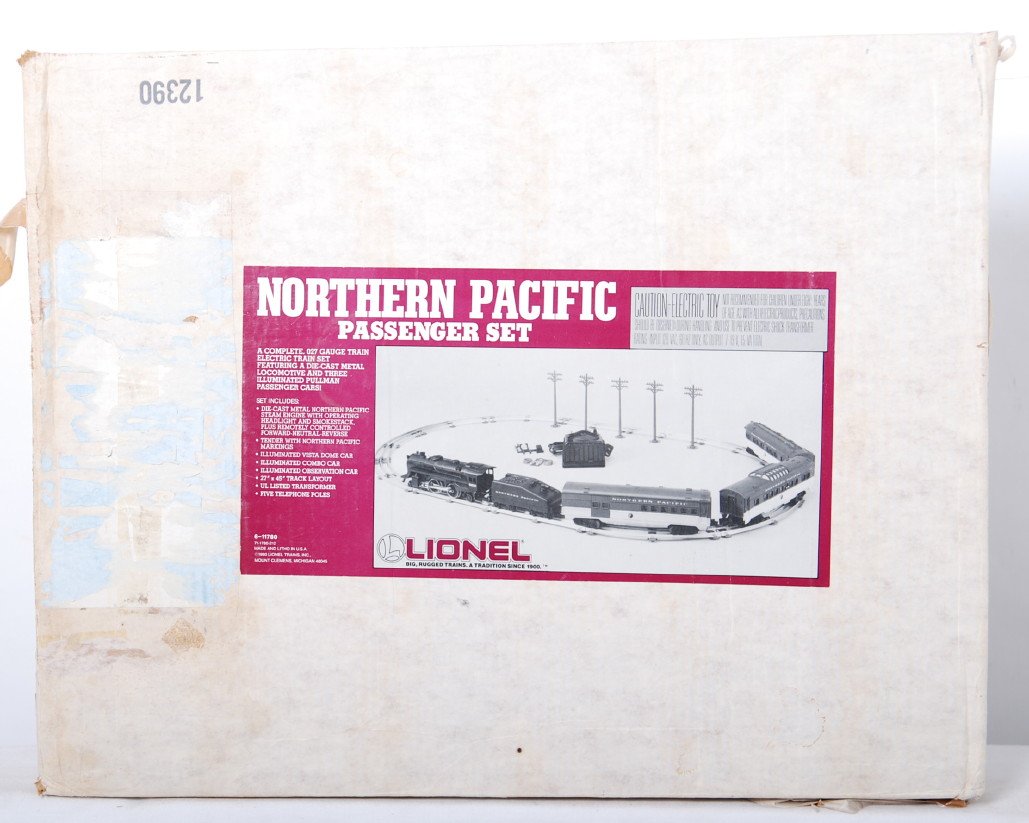 Lionel 11780 Northern Pacific Passngr Set: Lionel modern O gauge 11780 Northern Pacific Passenger Set. Includes Northern Pacific Steam Engine, Tender, Vista Dome Car, Combo Car, Observation Car, track, transformer, accessories, more. Set box h
