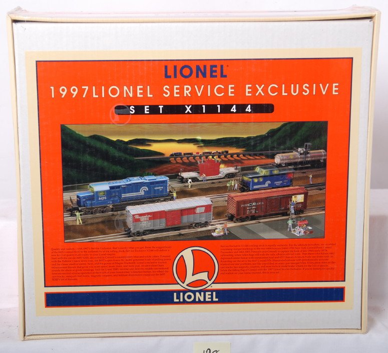 Lionel 11918 Conrail Service set sealed: Lionel modern O Gauge 11918 Conrail Service Station Special from 1997 in OB. Set is factory sealed in cello C10. Loco features horn, electronic reverse and more.
