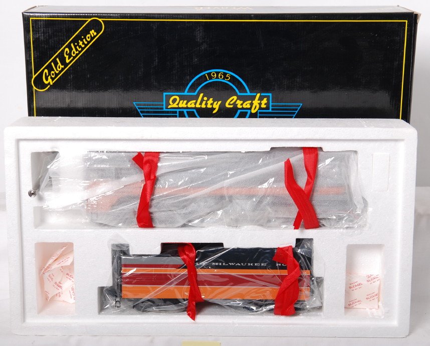 Weaver Milwaukee Road Hiawatha: Weaver modern O gauge Milwaukee Road Hiawatha 4-6-4 steam locomotive in OB. Loco features smoke, electronic reverse, constant voltage headlight, brass construction and more. Loco is also equipped with