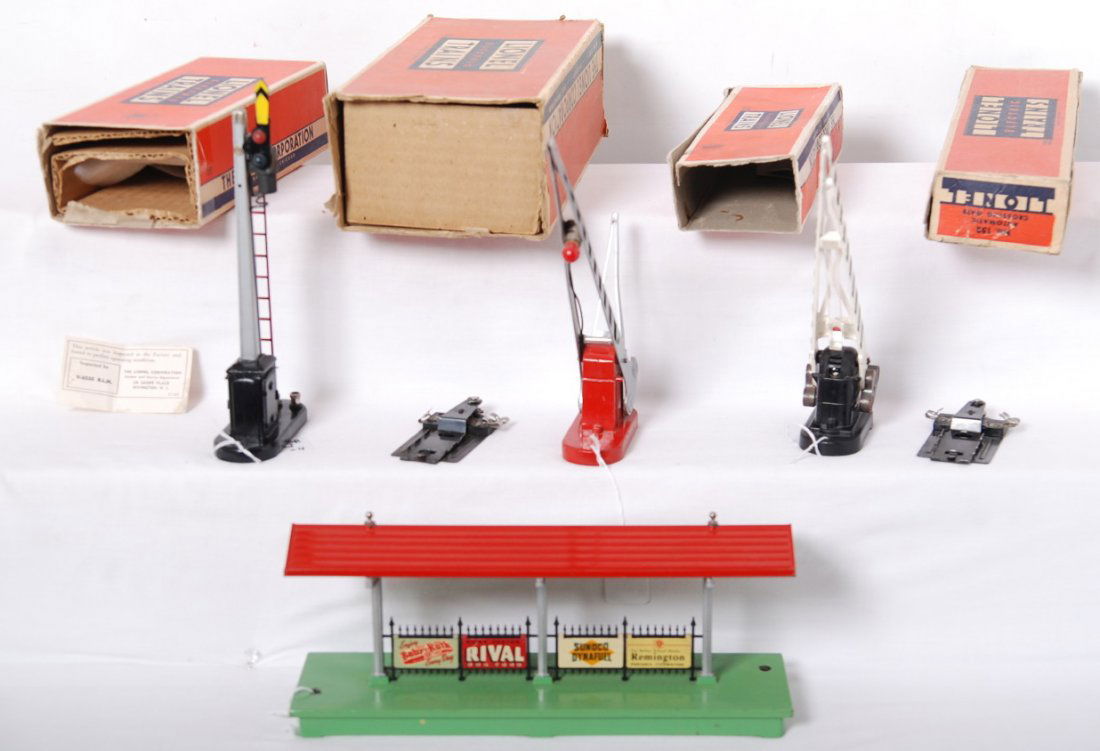 Lionel 151, 152, 156, 252 accessories in OB: Postwar Lionel O gauge 151 semaphore, 152 crossing gate, 156 station platform in original boxes, 252 OB doesnÕt have an insert. 252 has surface rust on counter weights, otherwise accessories look C6-