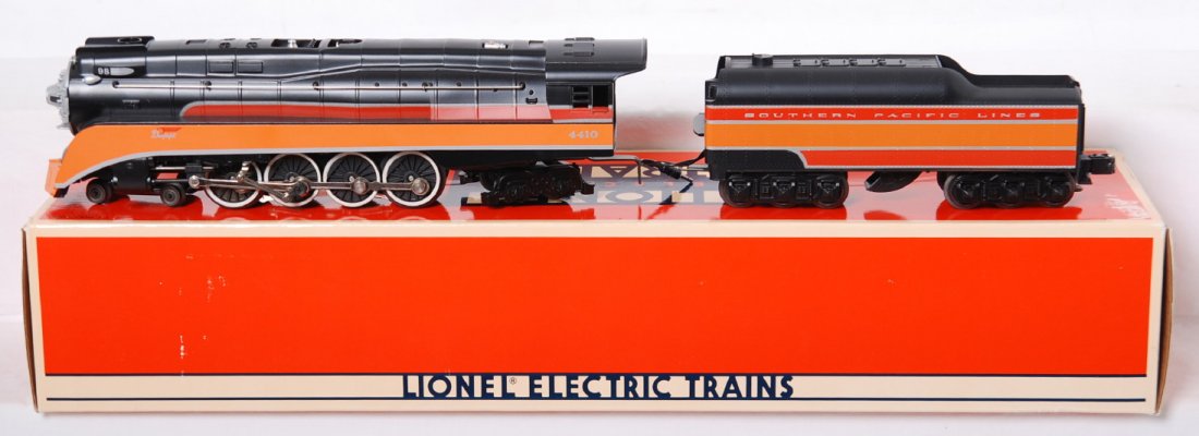 Lionel 18007 Southern Pacific GS-2 Daylight loco: Lionel modern O Gauge 18007 Southern Pacific Daylight locomotive in OB. Loco features smoke, Railsounds, Magne-Traction and much more. Loco is C8 with run time. Locomotive original box has light corne