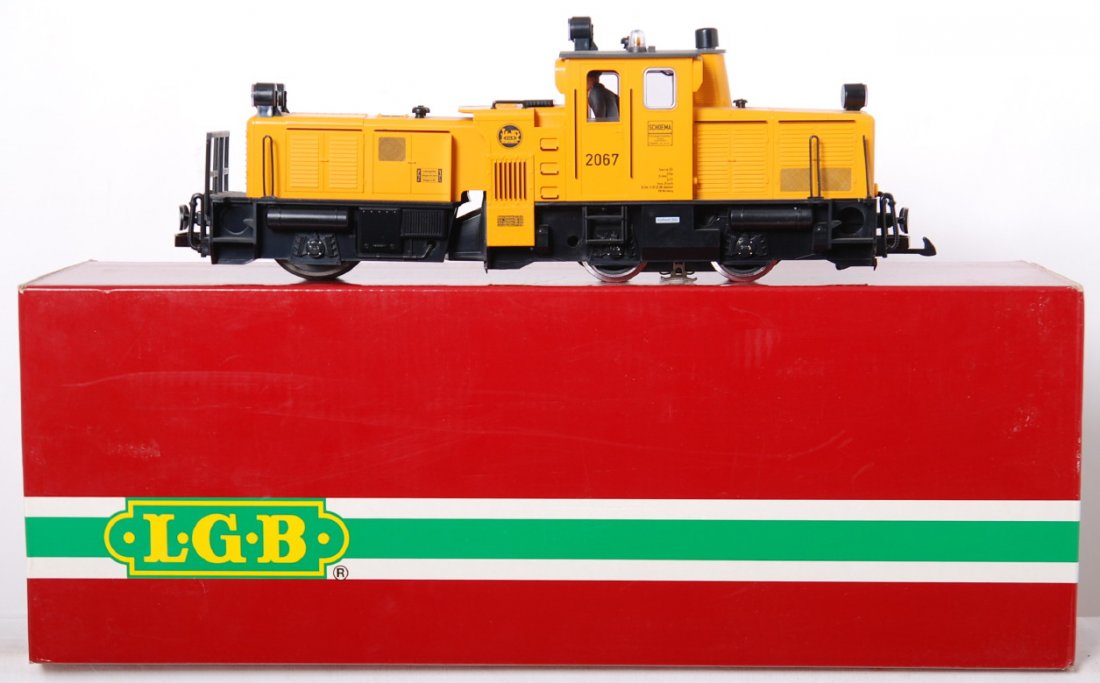 LGB 2067 track cleaning locomotive: LGB modern G scale 2067 track cleaning locomotive in OB. Loco is C8 however is missing the horn. OB has some light wear.