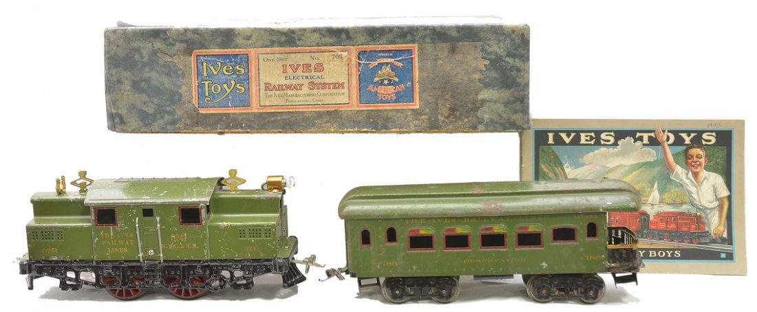 Ives Green Passenger Set no. 700 3241 186 OB: Ives prewar wide gauge green passenger set no. 700 in set box that has original cardboard dividers containing; 3241 N.Y.C.& H.R. electric 0-4-0 loco and a 186 observation. The 184 Buffet car is missin